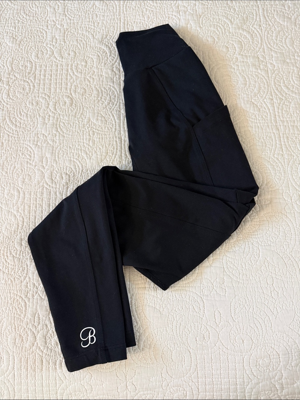 Bombshell Sportswear V-Back Leggings side pockets - Picture 6 of 7